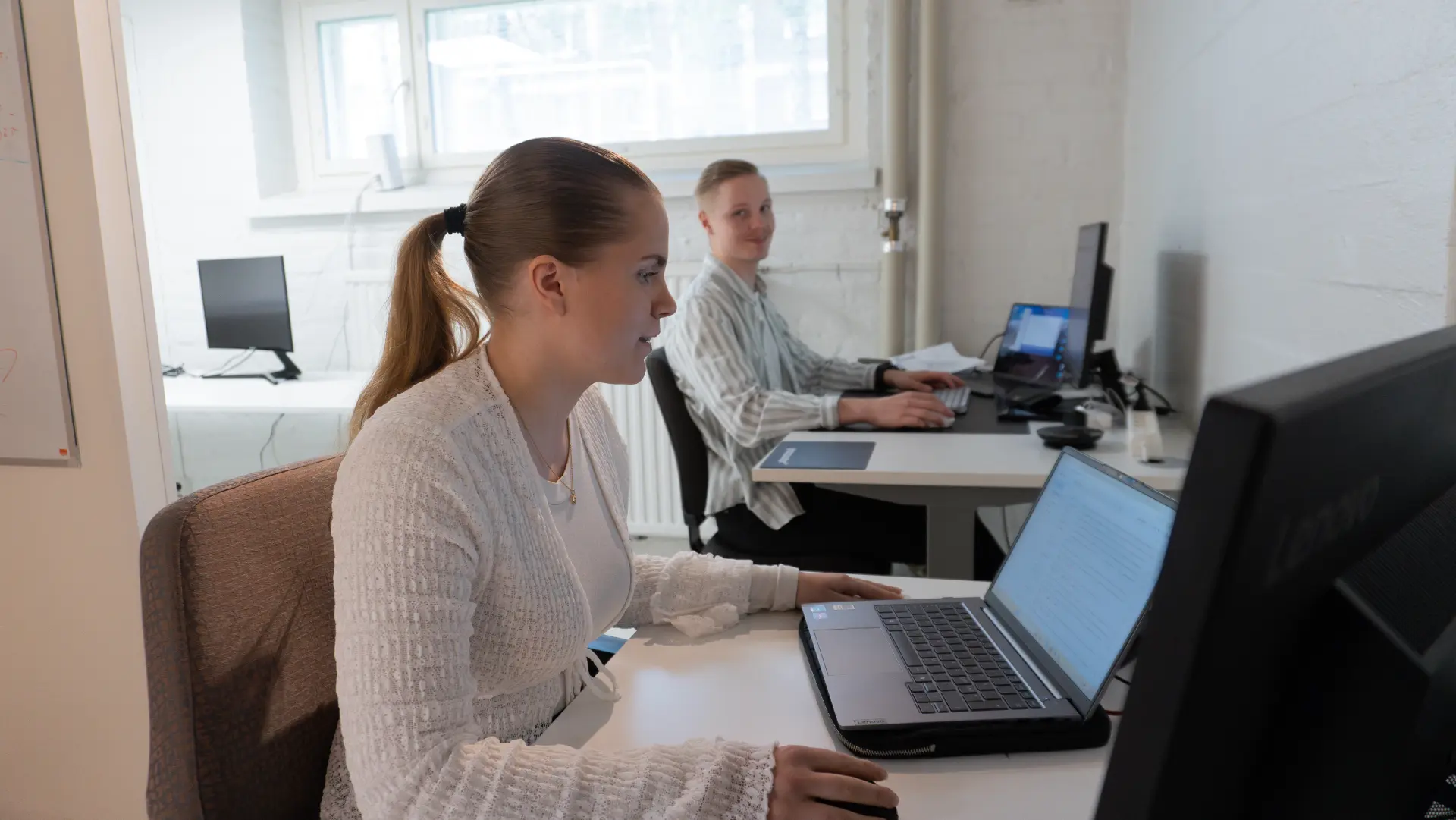 Alttum kirjanpitäjät Ellen ja Oskar