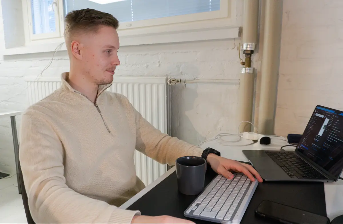 Oskar työpöydällä